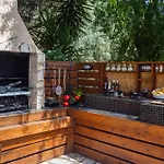 Arapaki Secret Garden, Ground Floor Deluxe Suite, Private Pool, Sauna, Sea View Guest house Vournikas