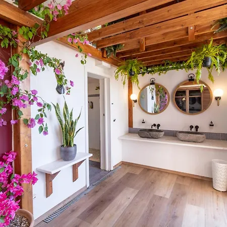 Konukevi Arapaki Secret Garden, Ground Floor Deluxe Suite, Private Pool, Sauna, Sea View Vournikas
