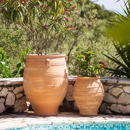 Konukevi Arapaki Secret Garden, Ground Floor Deluxe Suite, Private Pool, Sauna, Sea View Vournikas