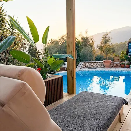 Konukevi Arapaki Secret Garden, Ground Floor Deluxe Suite, Private Pool, Sauna, Sea View Vournikas