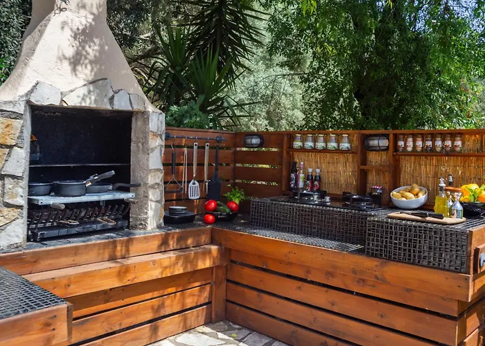 Arapaki Secret Garden, Ground Floor Deluxe Suite, Private Pool, Sauna, Sea View Guest house Vournikas